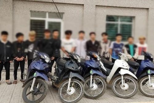 Nhóm thanh thiếu niên mang hung khí đi đánh nhau trong đêm