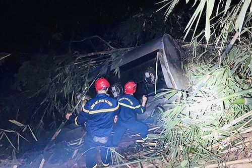 Hai ô tô lao xuống vực sâu 25m sau va chạm