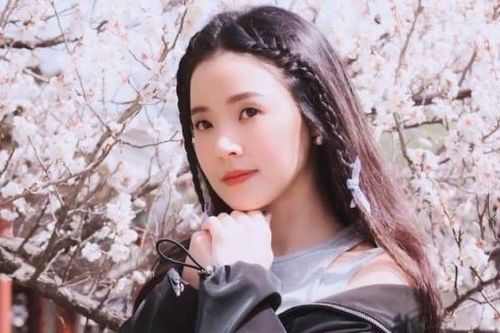 Sao Việt: Hà Kiều Anh diện 'cây' trắng thanh lịch, Midu lạc giữa vườn hoa