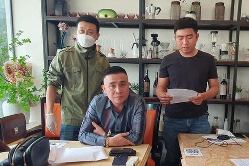 Tạm giữ một nhà báo để điều tra về hành vi 'cưỡng đoạt tài sản'