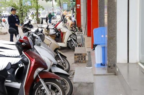 Bậc thềm lấn chiếm vỉa hè lại tái diễn ở Hà Nội, sau 6 năm phá dỡ