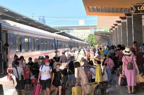 Không hạn chế lần đi khi hành khách mua vé tàu tháng tuyến Hà Nội - Hải Phòng