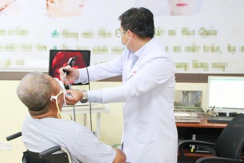 Cứu sống người đàn ông bị đứt lìa mũi sau khi tông vào chuồng gà