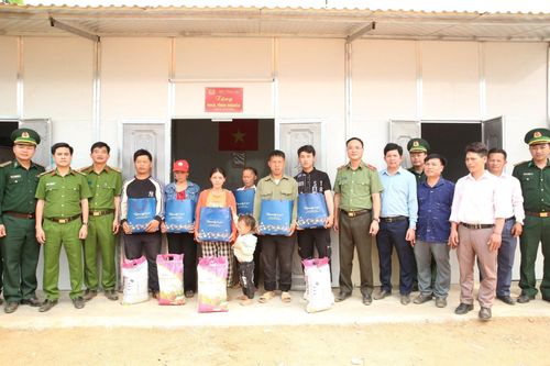 Nghệ An: Bàn giao nhà cho hộ nghèo huyện Quế Phong
