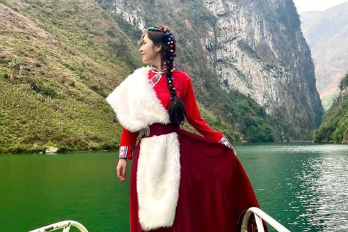 Dừng cho khách thuê trang phục Mông Cổ, Tây Tạng khi du lịch sông Nho Quế