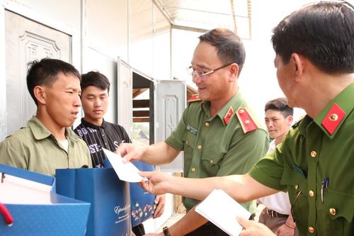 Giám đốc Công an tỉnh bàn giao nhà cho hộ nghèo tại huyện Quế Phong