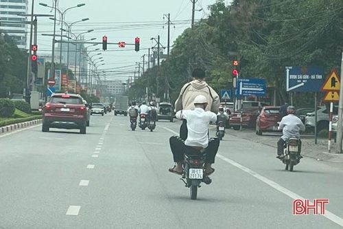 Xử lý trường hợp điều khiển xe máy 'bốc đầu' trên đường phố Hà Tĩnh