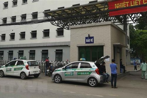 Rà soát các tụ điểm taxi dừng đỗ, đón trả khách sai quy định