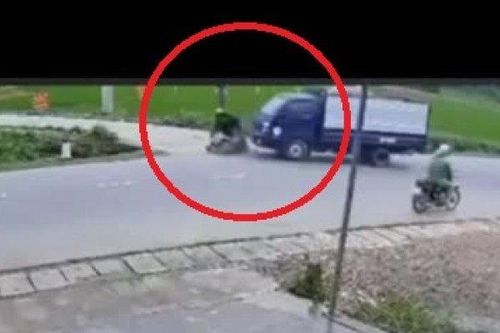 Clip: Nhanh vài giây, ô tô cùng xe máy gặp tai họa sau cú tông mạnh