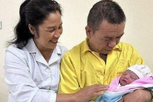 Bà nội 51 tuổi sinh thường bé gái nặng 3,2kg