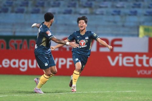 Quốc Việt được thưởng nóng cho bàn thắng đầu tiên ở V.League và nước mắt hạnh phúc