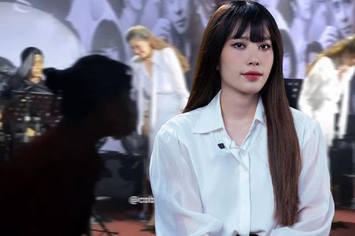 Nam Em có hành động ghi điểm với khán giả khi vừa bước lên sân khấu biểu diễn
