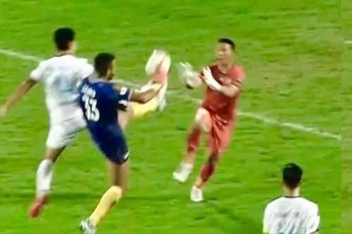 Trọng tài V.League bẻ còi tạo ra tình huống 'độc lạ' chưa từng có