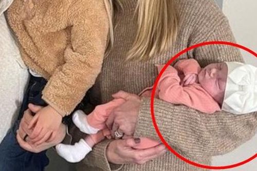 Bé gái được đại gia đình chào đón hoành tráng vì lý do đặc biệt sau 138 năm