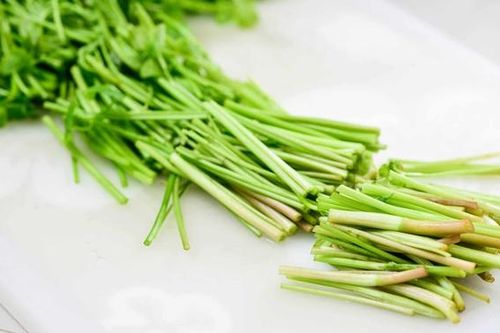 Rau cần vào mùa: Tốt cho sức khỏe nhưng cần cẩn thận một điều