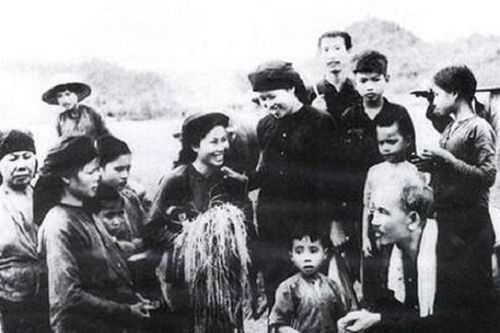 Lời Bác năm xưa: 'Phải coi nhân tố con người là vấn đề số một'