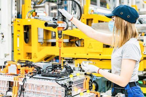 Các nhà cung cấp linh kiện làm gì để thích nghi với bùng nổ xe điện?