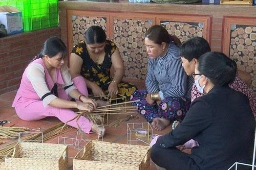 Lao động nông thôn có thêm thu nhập từ cây lục bình