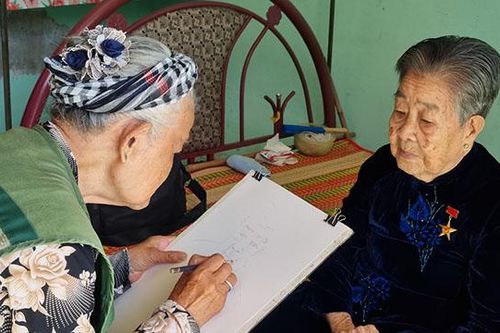 Họa sĩ Đặng Ái Việt vẽ chân dung Mẹ Việt Nam anh hùng Lưu Thị Mười