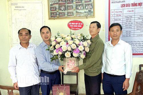 Thăm, tặng quà các HTX, Quỹ tín dụng nhân dân tiêu biểu