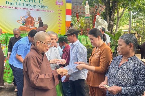 Bình Phước: Phân ban Ni giới tỉnh trao quà đến bà con đồng bào dân tộc S'Tiêng