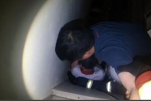 Hà Nội: Kịp thời cứu bé gái 14 tuổi sắp rơi từ tầng 20