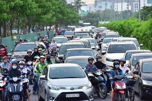 Kẹt xe triền miên ở các cửa ngõ TPHCM