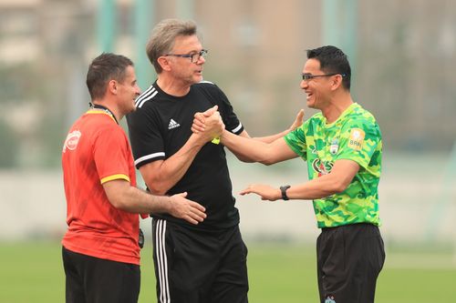 HLV Kiatisak: 'Tôi đưa cầu thủ trẻ vào cho ông Troussier xem'