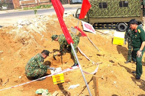Đào móng nhà, phát hiện kho đạn pháo dưới lòng đất