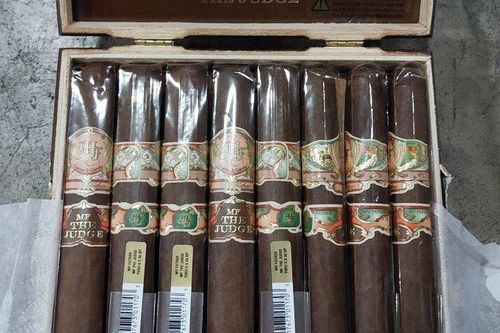 TP.HCM: Tạm giữ lô hàng gần 7.000 điếu xì gà và nhiều chai rượu ngoại