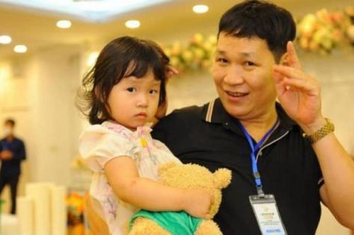 Người đàn ông bật khóc trên bàn mổ khi bác sĩ tìm được 19 'chú' tinh binh