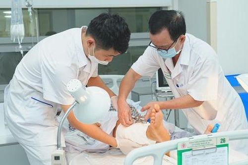 Kỳ tích: Lần đầu tiên tại Việt Nam nối thành công 2 cẳng chân bị đứt rời cho một bệnh nhân