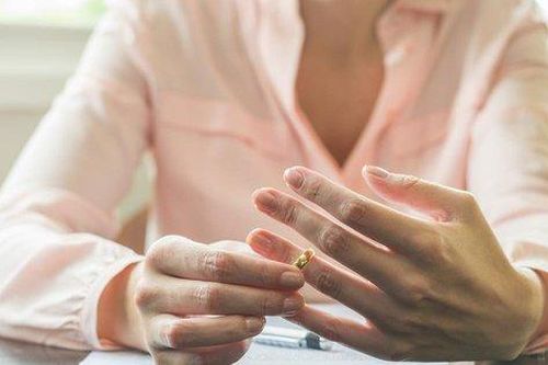 Xin ly hôn vì chồng quá chiều chuộng