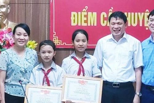 Tặng giấy khen cho hai nữ sinh lớp 6 dũng cảm cứu em bé đuối nước