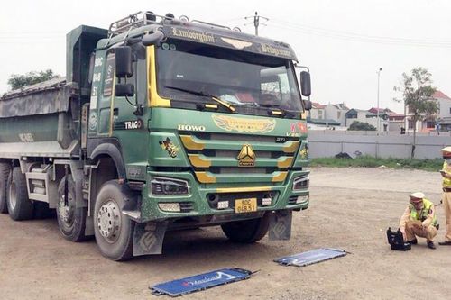 Xe tải 'hô biến' thành thùng lên xuống 20 cm chỉ bằng ấn nút