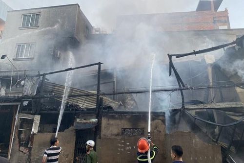 Cháy quán cà phê tại chợ Nhà Lồng ở Hậu Giang
