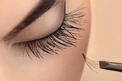 Phải tháo từng sợi mi nối khi chụp ảnh hộ chiếu ở Malaysia