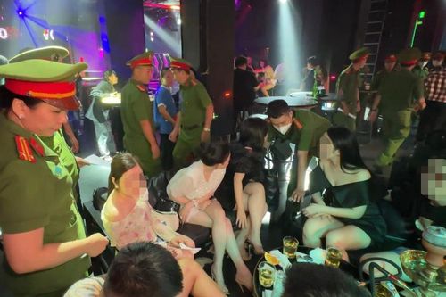 100 cảnh sát kiểm tra quán bar ở phố đi bộ Bùi Viện