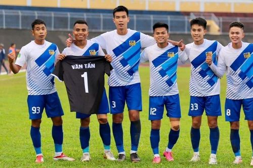 Cầu thủ Huế tri ân thủ môn xấu số