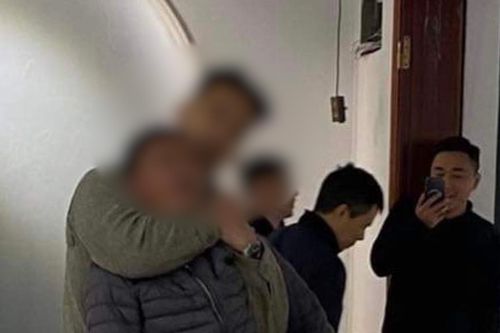 Camera ghi cảnh khách uống cà phê bắt giữ nghi phạm trộm điện thoại