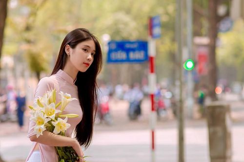 Thiếu nữ Hà thành dịu dàng bên hoa loa kèn tháng Tư