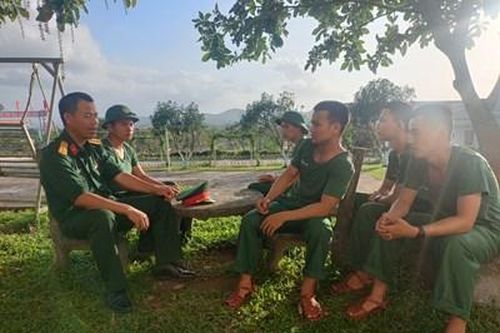 Lắng nghe, chia sẻ cùng chiến sĩ
