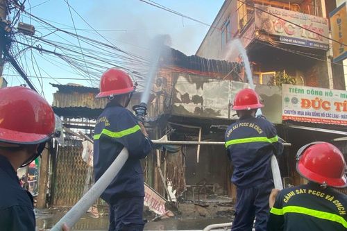 Hậu Giang: Cháy tại chợ thị xã Long Mỹ, thiêu rụi 2 căn nhà