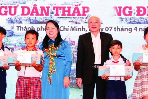 Ra mắt Chương trình 'Cùng ngư dân thắp sáng đèn trên biển'