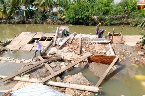 Vụ sạt lở ở Sa Đéc: Tháo dỡ toàn bộ căn nhà bị sụp, khơi thông lòng kênh