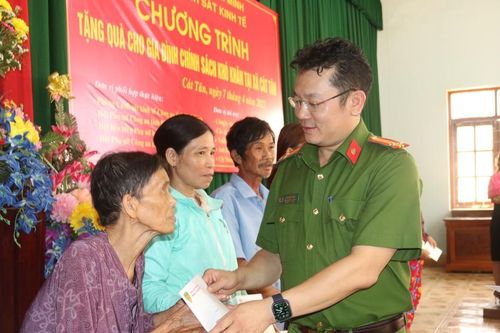 Tặng quà cho 600 gia đình chính sách và khó khăn ở Bình Định, Phú Yên