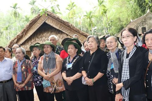 Đoàn cựu tù chính trị và tù binh TPHCM với 'Hành trình theo dấu chân Bác'