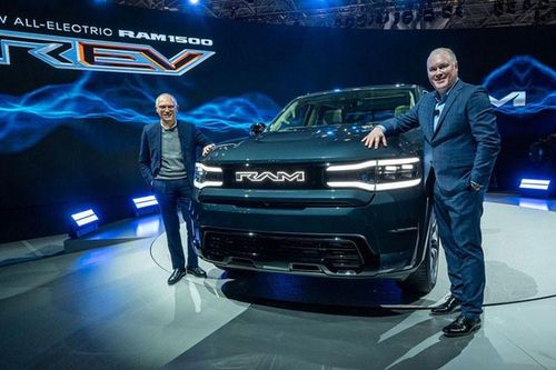 Diện kiến bán tải 'khủng long' điện Ram 1500 REV 2024