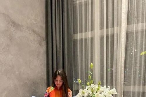 Em gái Đặng Văn Lâm diện áo dài, lộ chiều cao nổi trội