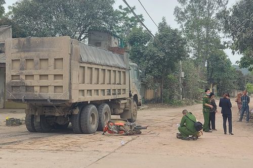 3 học sinh thương vong sau va chạm xe tải